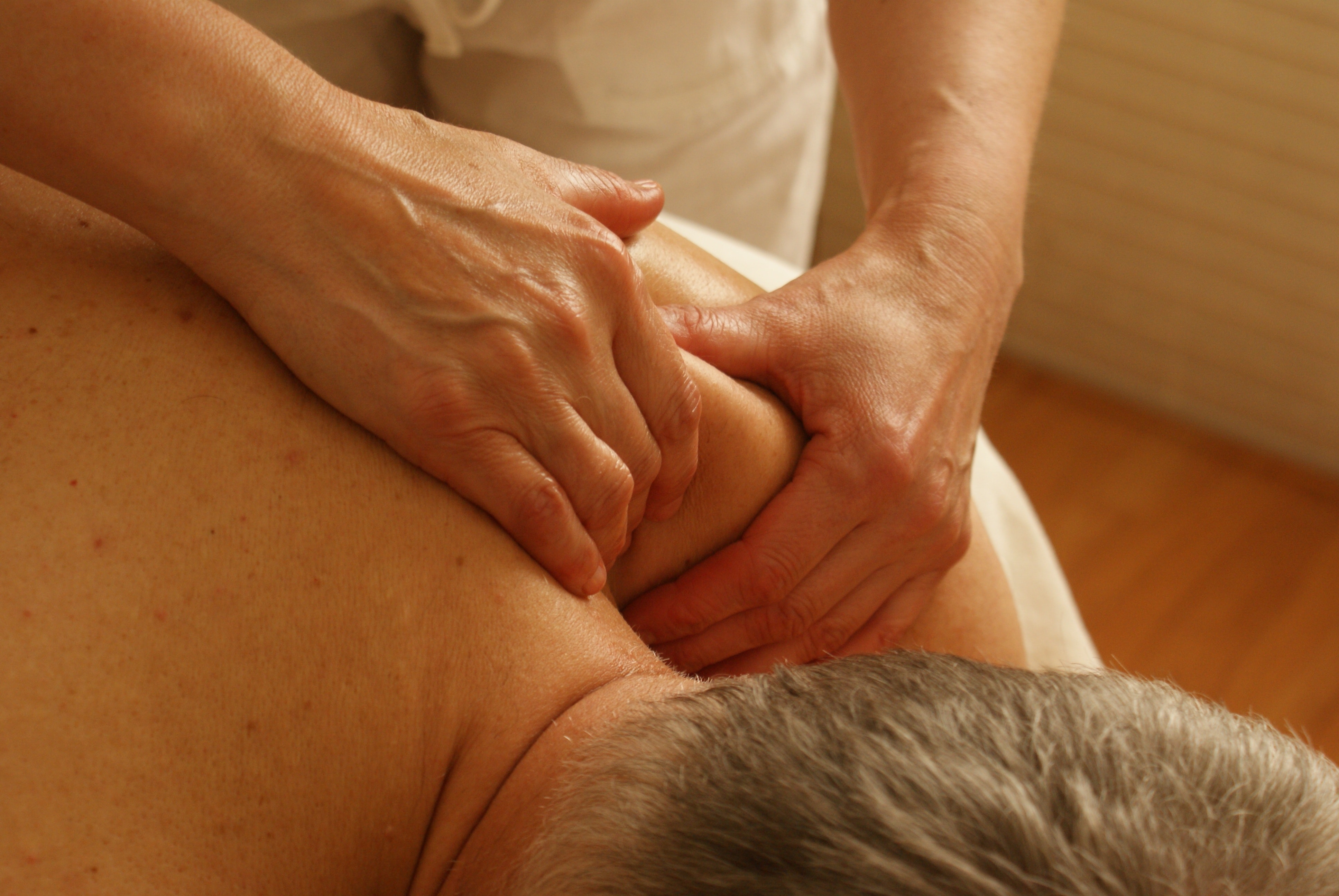 massage signature à Bouc Bel Air, Ce soin exceptionnel est conçu pour apaiser les muscles tendus, booster la circulation et purifier le corps de toute impureté.